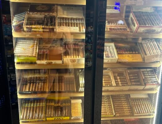 UR Convenience Store SNAX SMOKE